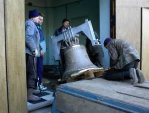 Bells are unloaded at their destination in Vladivostok in October 2000.